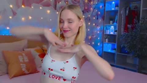 Snapshot of ginaa_lovely chatting on December 12, 1:10 am Gina online show from December 12, 1:10 am