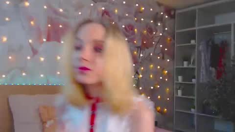Snapshot of ginaa_lovely chatting on December 15, 5:23 am Gina online show from December 15, 5:23 am