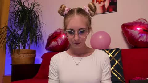 Snapshot of girl_i_am chatting on February 13, 4:17 pm Nikki online show from February 13, 4:17 pm