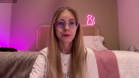 Snapshot of girl_i_am chatting on December 29, 5:01 pm Nikki online show from December 29, 5:01 pm