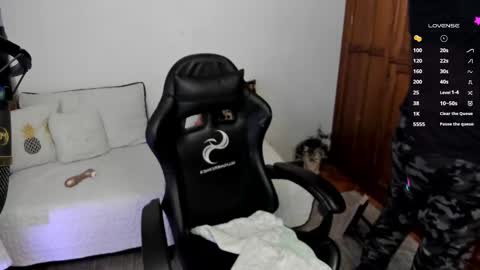 girl_inline online show from February 26, 11:15 pm