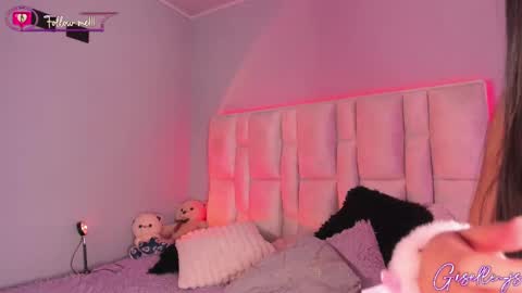 Snapshot of giselle_js chatting on February 28, 10:50 pm Instagram gisellee 22 online show from February 28, 10:50 pm