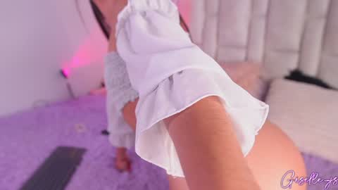 Snapshot of giselle_js chatting on February 7, 7:49 pm Instagram gisellee 22 online show from February 7, 7:49 pm