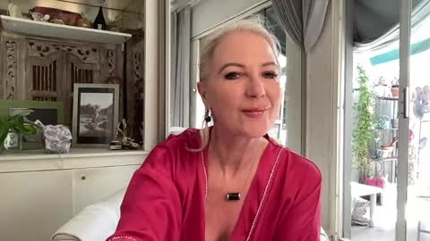 Gl1tter Barbie online show from April 19, 10:15 am