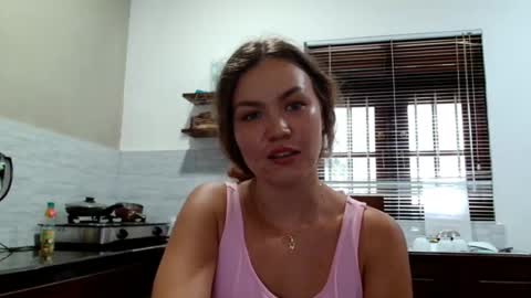Snapshot of glitter_doll chatting on October 26, 9:05 am glitter_doll online show from October 26, 9:05 am
