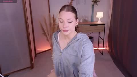 Snapshot of glowwww_ chatting on September 19, 1:54 pm Eloise online show from September 19, 1:54 pm