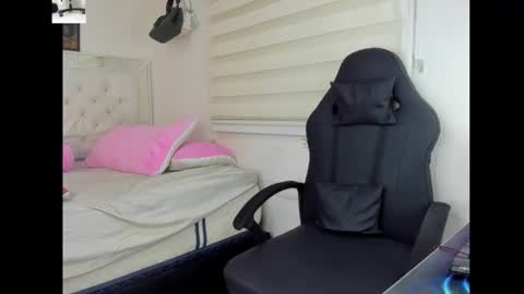 goddess_of_pigs online show from December 23, 3:32 am