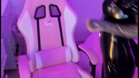 Snapshot of goddess_vee_ chatting on October 14, 9:50 pm vee online show from October 14, 9:50 pm