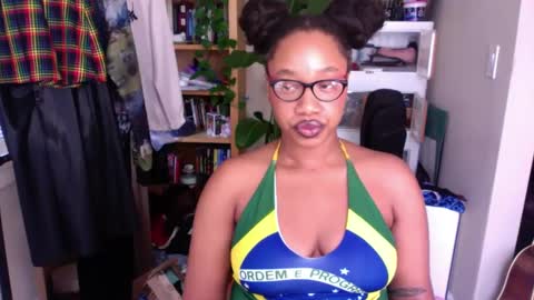 Snapshot of goddessdaisysky chatting on September 19, 9:58 pm Goddess Daisy Sky online show from September 19, 9:58 pm