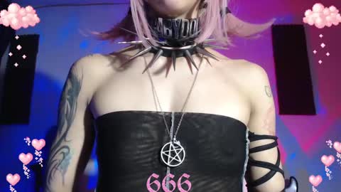 Snapshot of gothicute chatting on February 14, 4:47 am online show from February 14, 4:47 am