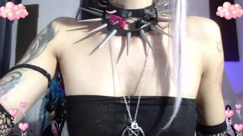 Snapshot of gothicute chatting on December 4, 6:00 am online show from December 4, 6:00 am