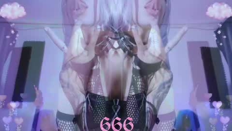 Snapshot of gothicute chatting on January 8, 9:53 am online show from January 8, 9:53 am