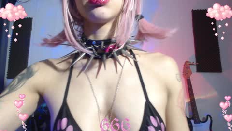 Snapshot of gothicute chatting on January 22, 6:52 am online show from January 22, 6:52 am