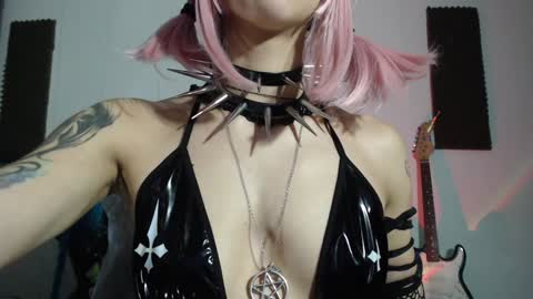 Snapshot of gothicute chatting on January 4, 8:17 am online show from January 4, 8:17 am