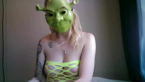 Snapshot of grippy_box chatting on February 24, 12:16 am grippy_box online show from February 24, 12:16 am