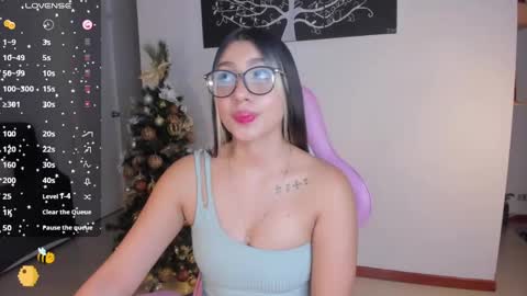 Snapshot of h3y_mia3 chatting on January 1, 7:20 am Paulina online show from January 1, 7:20 am