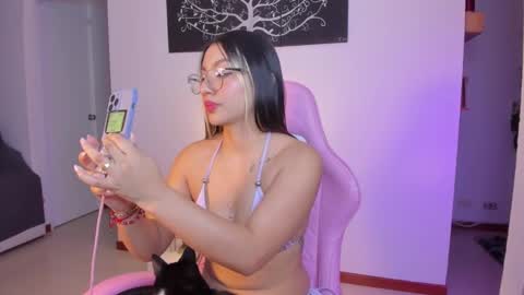 Snapshot of h3y_mia3 chatting on January 24, 5:53 am Paulina online show from January 24, 5:53 am