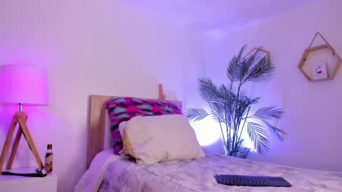 Hadid online show from April 7, 9:39 pm