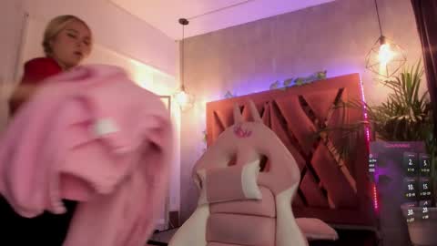 Haely online show from February 1, 11:21 am