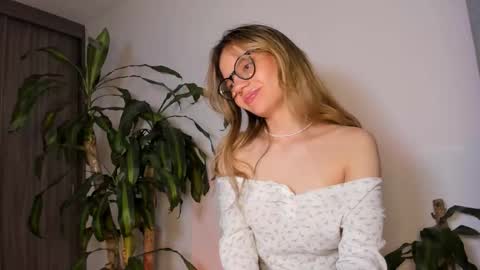 Snapshot of hailey_firee chatting on September 23, 2:10 am Hailey online show from September 23, 2:10 am