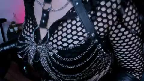 halley_ravenn online show from May 19, 1:56 am