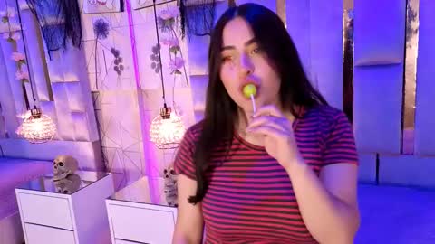  Hanna Collins  online show from October 31, 1:37 pm