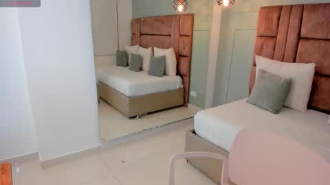 Hannah Milton online show from November 14, 10:54 pm