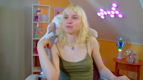 Hannah online show from April 26, 1:42 pm