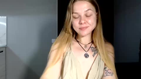 happy_fox_ online show from June 8, 9:14 pm