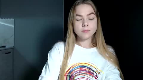 happy_fox_ online show from November 15, 7:15 pm