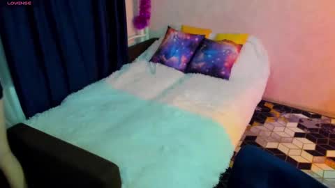 Snapshot of happystephanie chatting on December 7, 7:10 pm Stephanie online show from December 7, 7:10 pm