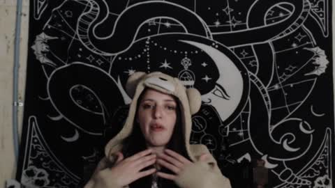 Hayle Woods online show from December 5, 3:15 am