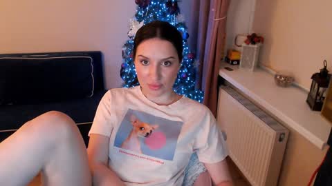Snapshot of heaven_chloe chatting on January 29, 9:17 pm Heaven girl online show from January 29, 9:17 pm