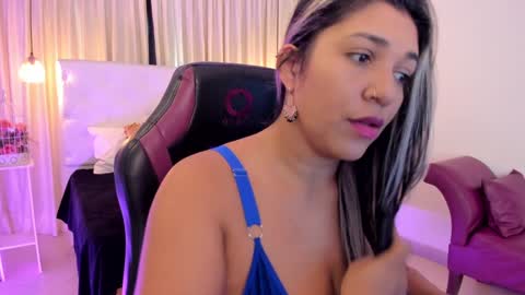 Snapshot of heidyblue chatting on December 31, 4:04 pm online show from December 31, 4:04 pm
