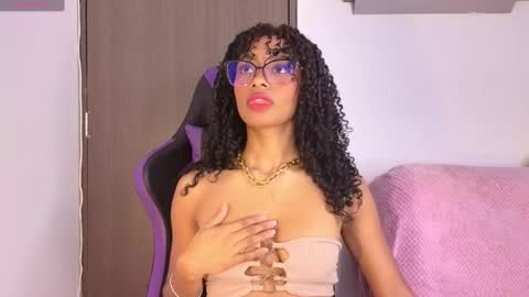 Snapshot of heily_fox chatting on February 24, 5:09 am HEILY online show from February 24, 5:09 am