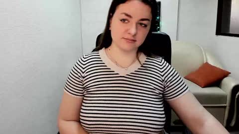 Snapshot of helen_elliot chatting on January 21, 6:54 am Helen Elliot online show from January 21, 6:54 am