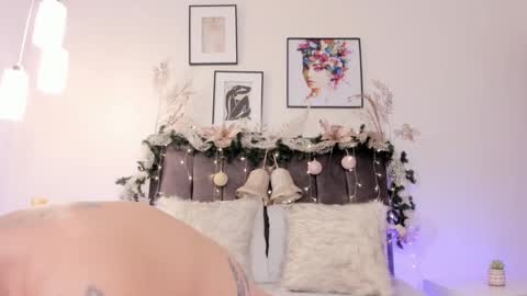 Snapshot of helen_mooree chatting on December 17, 1:27 pm Helen online show from December 17, 1:27 pm