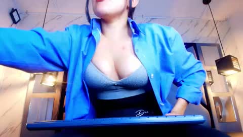 Snapshot of helenjoness_ chatting on October 4, 2:32 pm online show from October 4, 2:32 pm