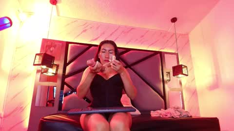 Snapshot of helenjoness_ chatting on September 11, 1:55 pm online show from September 11, 1:55 pm