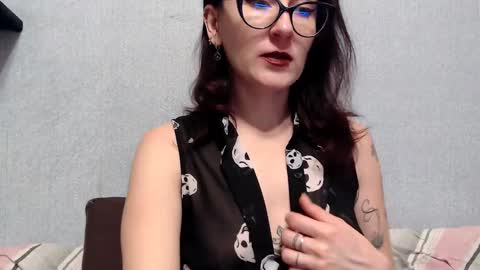 Snapshot of helenred chatting on December 30, 9:59 am HelenRed online show from December 30, 9:59 am