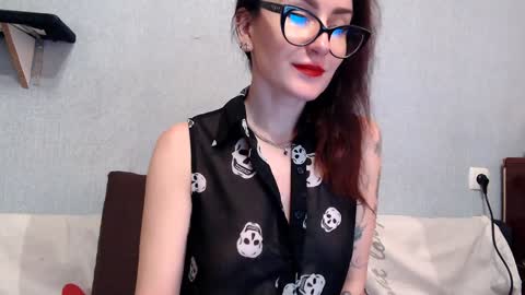 Snapshot of helenred chatting on February 7, 10:40 am HelenRed online show from February 7, 10:40 am