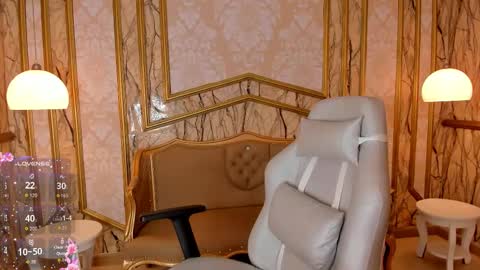 Helen or Hells online show from January 7, 12:30 pm