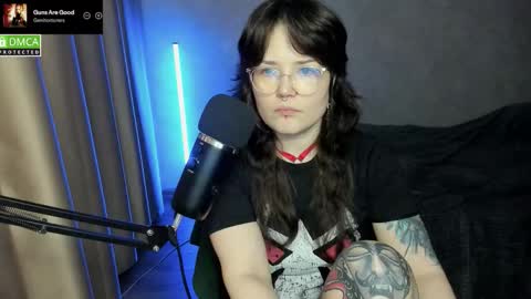 Snapshot of hell_hotline chatting on October 6, 7:07 pm Red online show from October 6, 7:07 pm