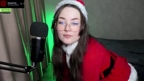 Snapshot of hell_hotline chatting on December 24, 5:55 pm Red online show from December 24, 5:55 pm