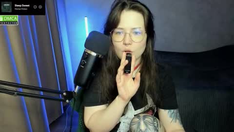Snapshot of hell_hotline chatting on September 15, 7:21 pm Red online show from September 15, 7:21 pm