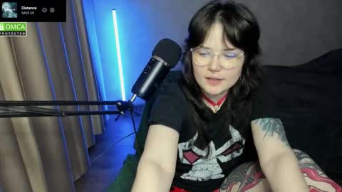 Snapshot of hell_hotline chatting on October 7, 7:18 pm Red online show from October 7, 7:18 pm