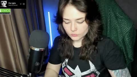 Red online show from May 6, 9:19 pm