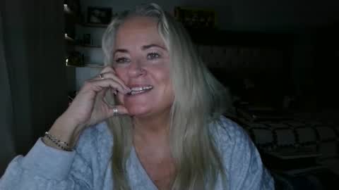 Hunnys Hive online show from March 5, 8:44 pm