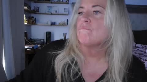 Hunnys Hive online show from February 27, 9:14 pm