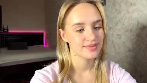 Snapshot of hermiladziekan chatting on October 10, 7:24 am Sylvia online show from October 10, 7:24 am
